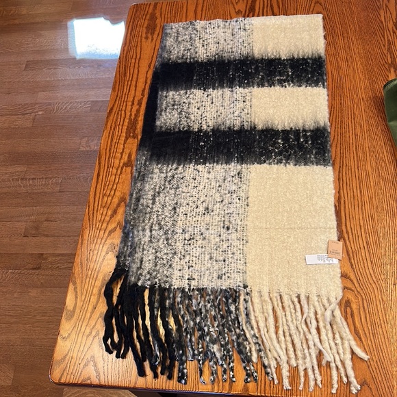 NWT American Eagle Black Gray and White Soft Winter Scarf with Fringe - Picture 5 of 9